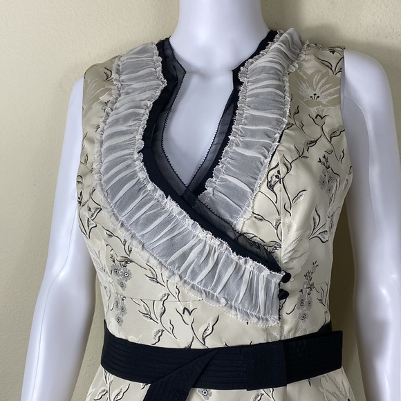 Carolina Herrera Tea Length Porcelain Flower Jacquard Dress. Size 8.